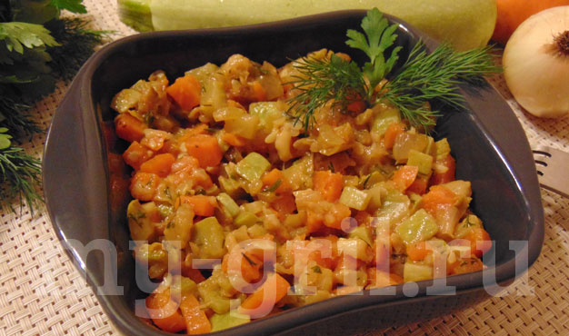 кабачки с овощами на сковороде