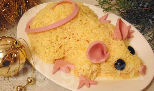 Новогодний салат из копченой курицы Мышиный ужин - пошагово